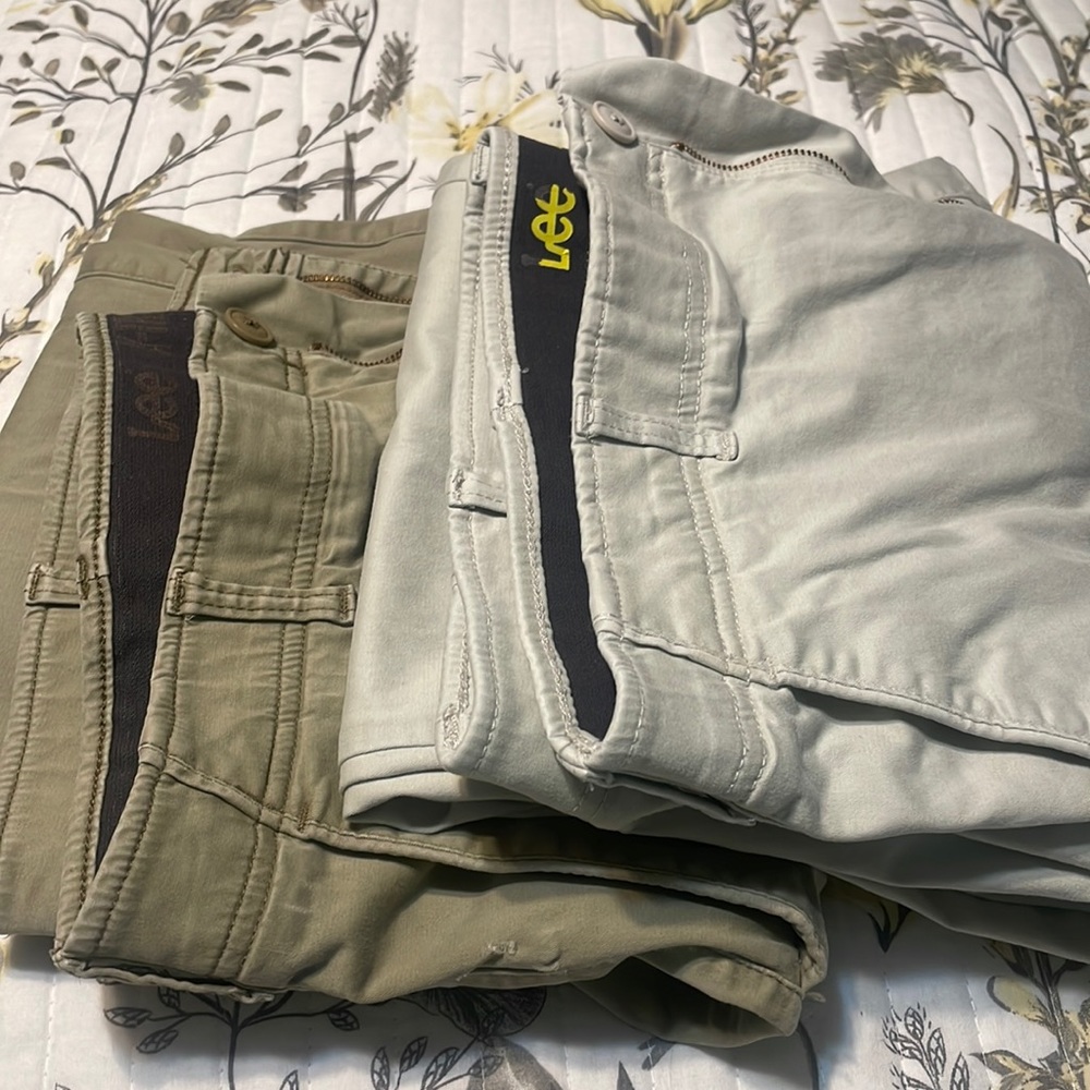 2 pair Lee Extreme Comfort Men’s flat front pants size 42 X 32